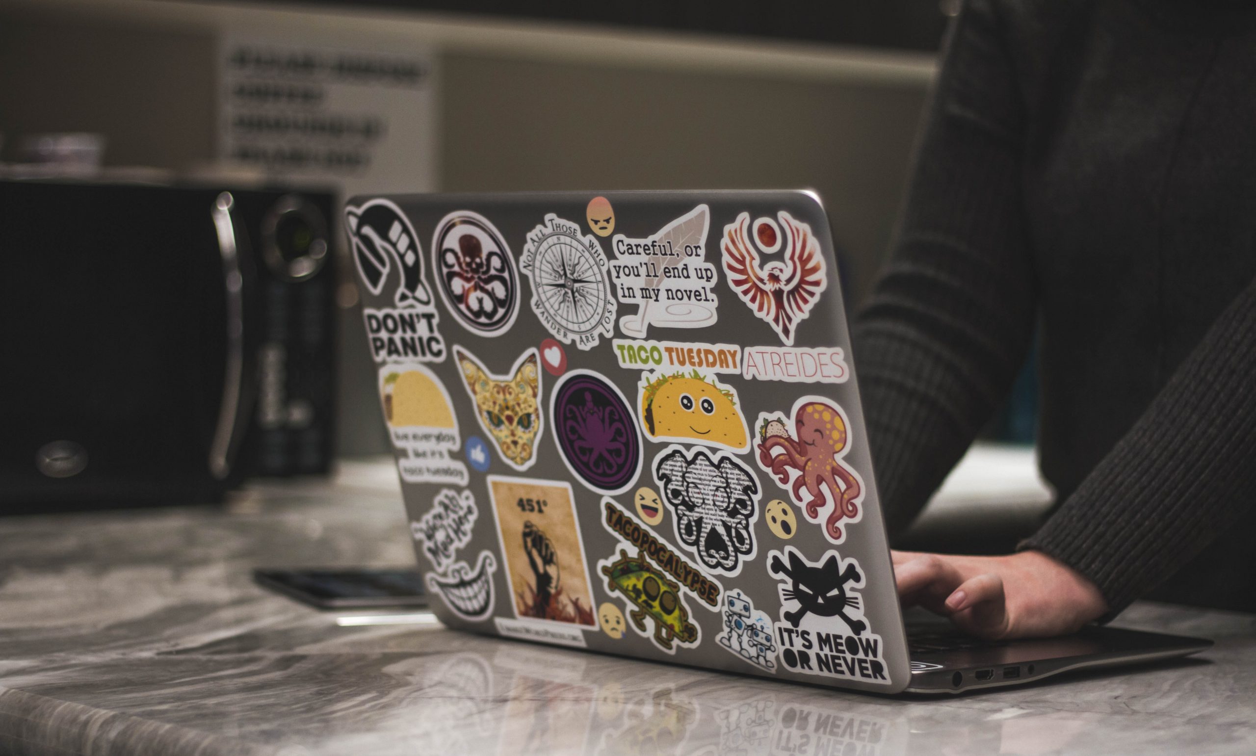 a image of Employee giving advice on the laptop